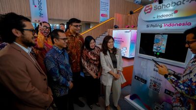 Menteri Komdigi, Meutya Hafid bersama petinggi Indosat.