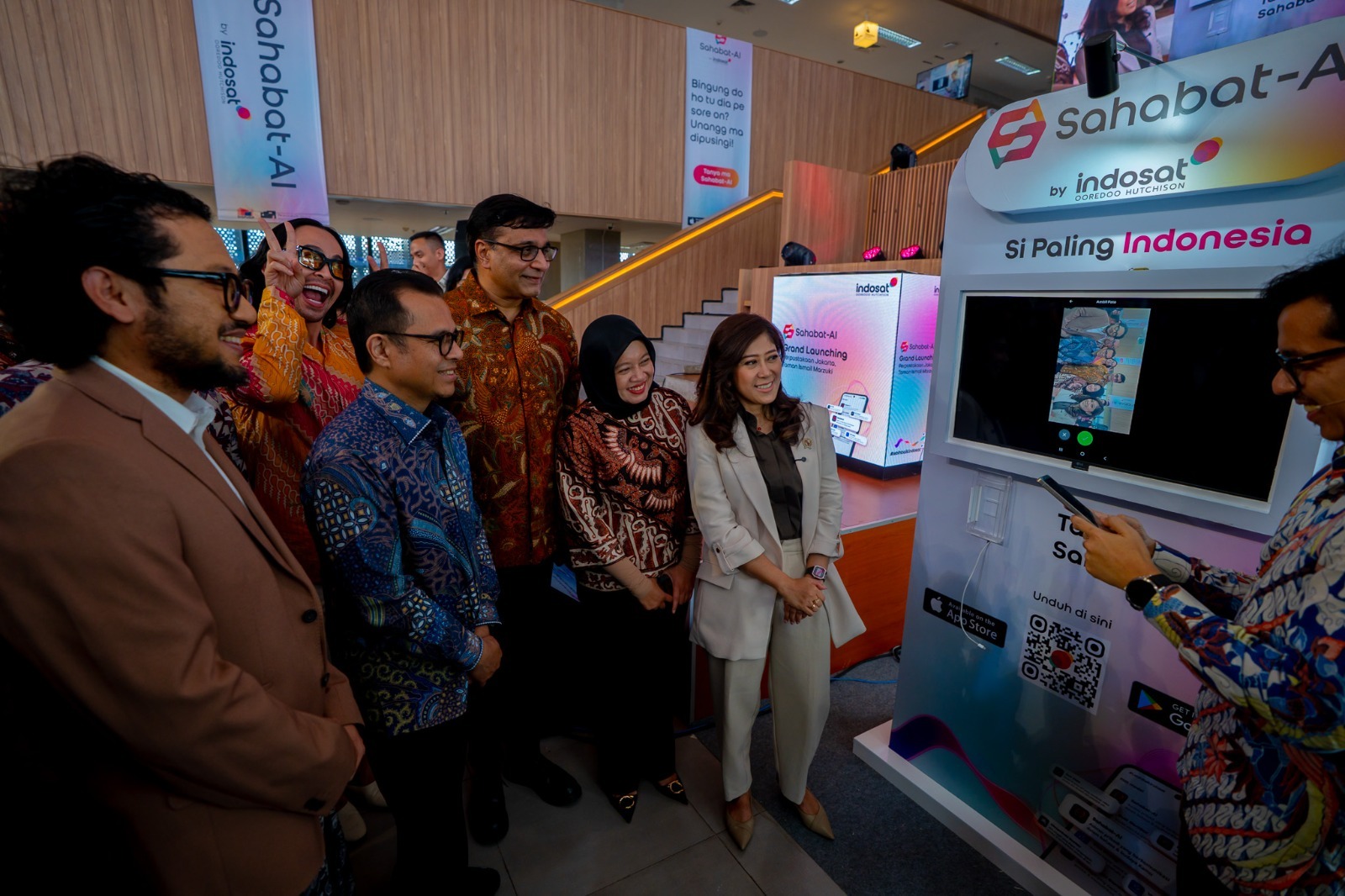 Menteri Komdigi, Meutya Hafid bersama petinggi Indosat.