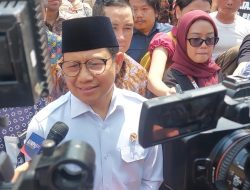Menko PM Serahkan Santunan Kepada Korban Kecelakaan Kereta Api Meninggal Dunia di Bekasi